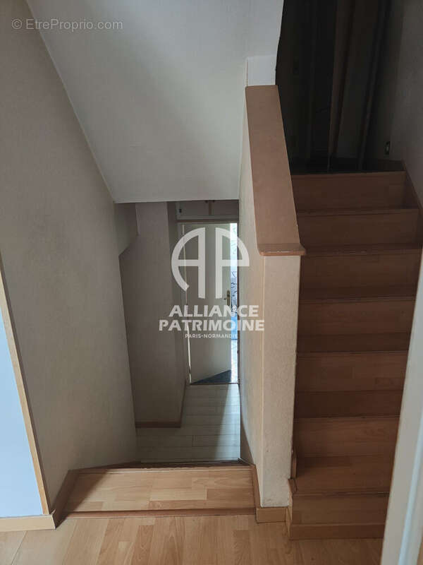 ESCALIER POUR ACCEDER AUX CHAMBRES  - Appartement à FRESNES