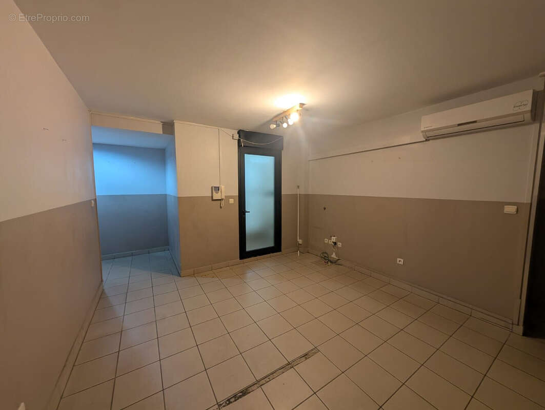 Commerce 78 m² à Saint-Pierre  - photo 8