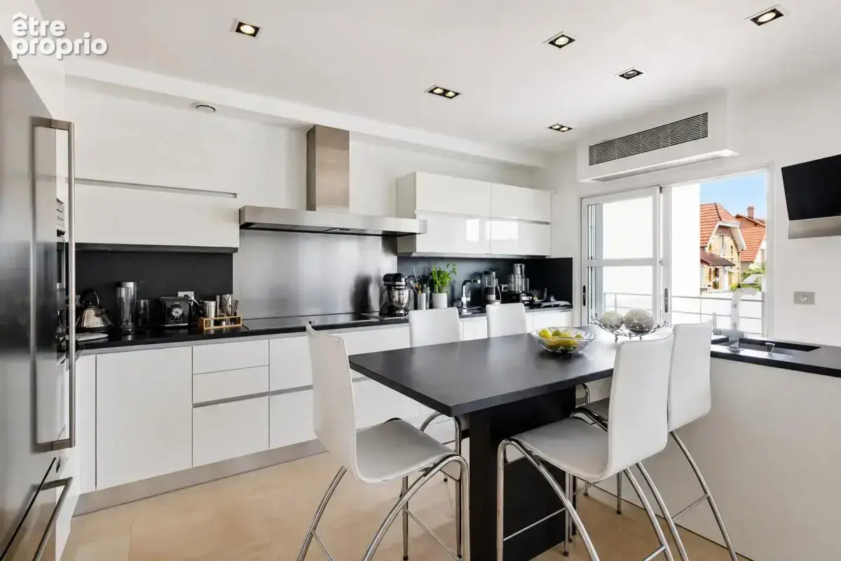 Maison de 9 pièces de 262 m² à Enghien-les-Bains - photo 5