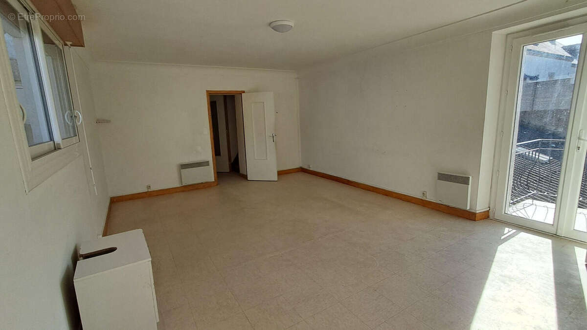La Turballe : maison  T5 à rénover , 188m²  dont 95m²  d'ancien local commercial - photo 7
