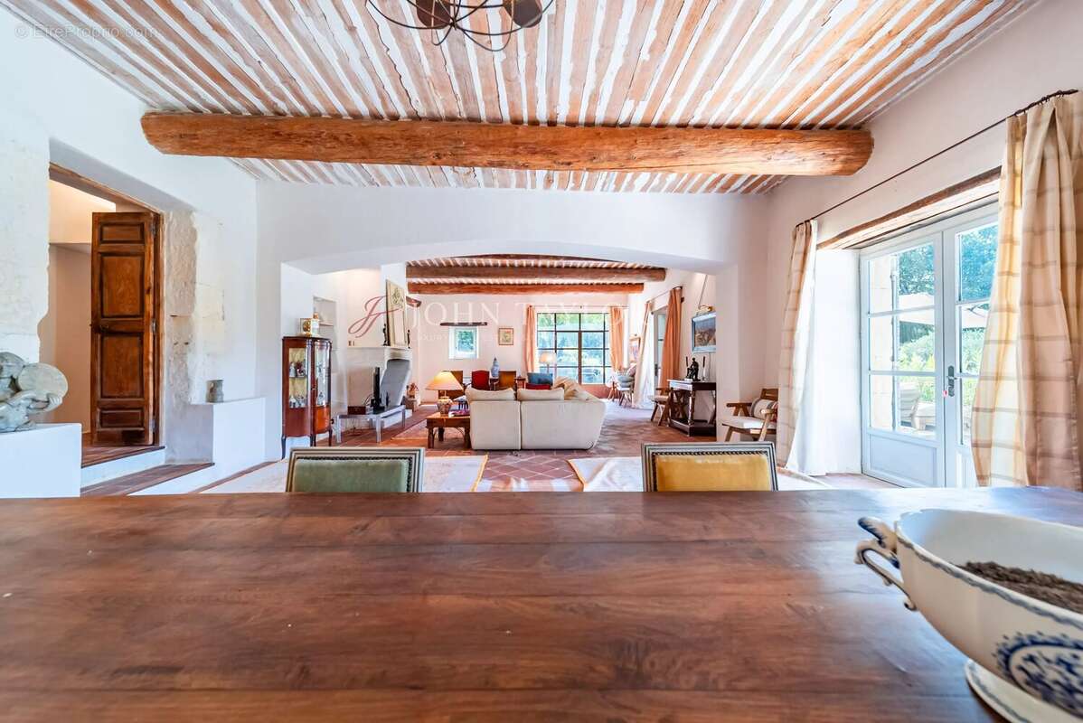 Mas en Pierre d'Exception à Vendre à Ménerbes : Charme Provençal et Piscine Chauffée - photo 9