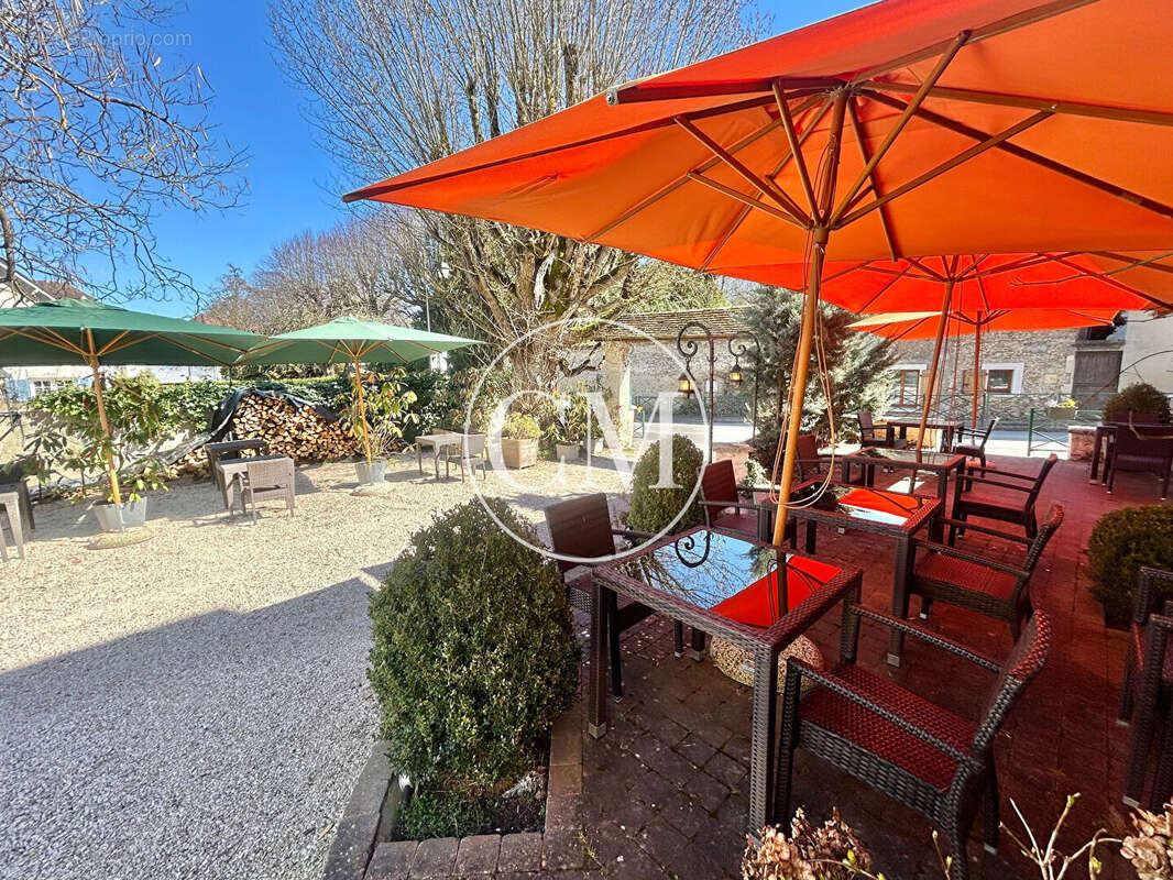 Commerce à LES MESNULS