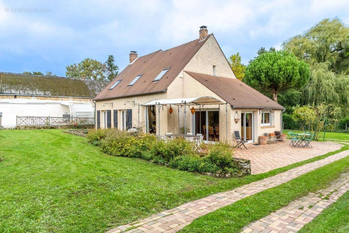 Maison à LA CELLE-LES-BORDES