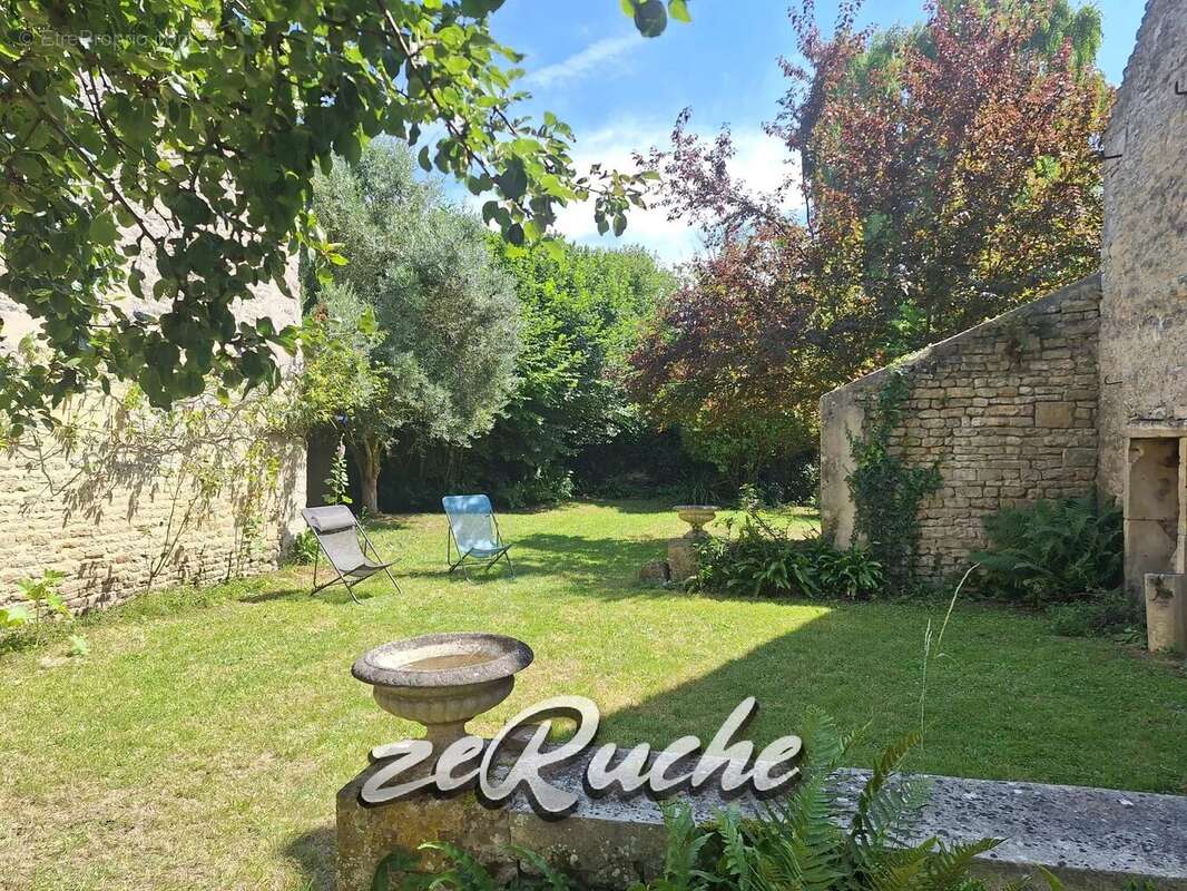  À vendre – Charmante maison de village au cachet exceptionnel avec jardin bordé de rivière - photo 8