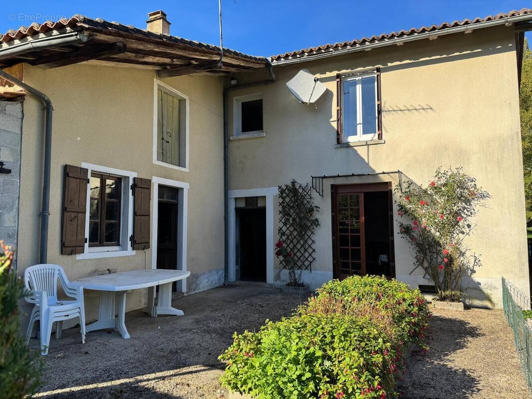 Photo 1 - Maison à LES SALLES-LAVAUGUYON