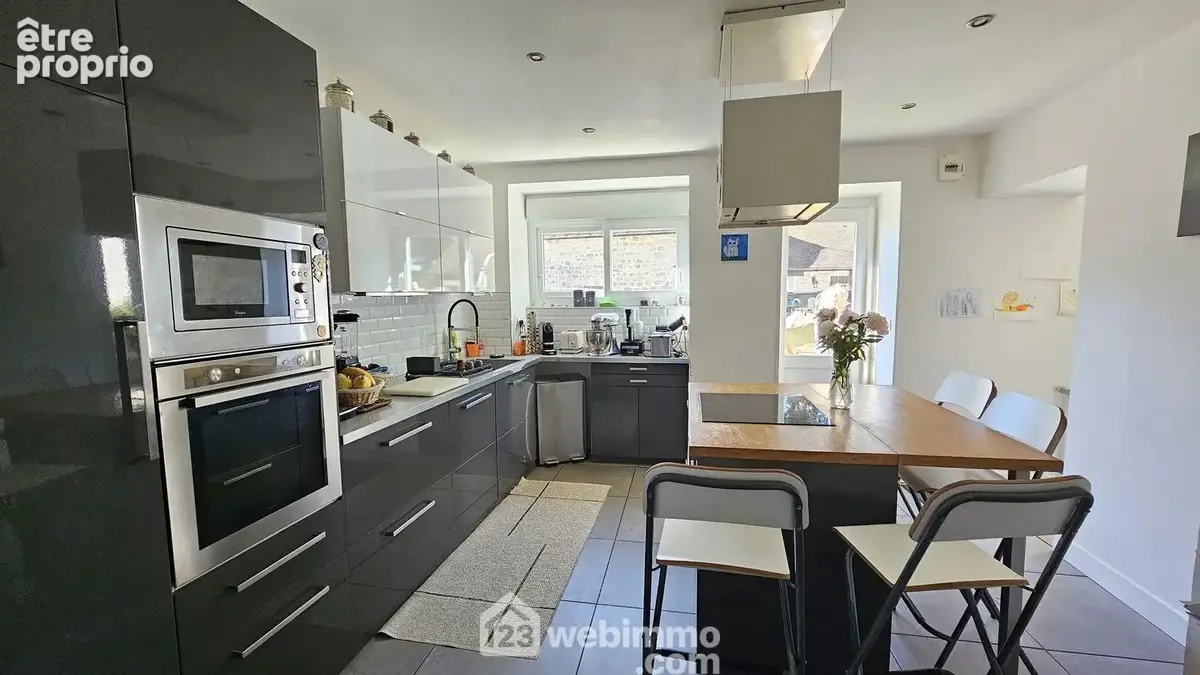 Voici la cuisine de 14 m² toute équipée.