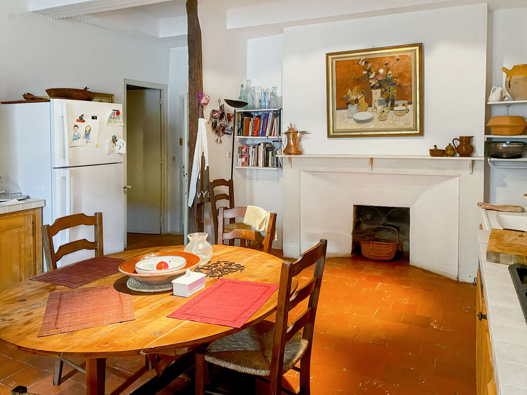 À Vendre – Maison de village en pierre (6 pièces) de 227 m² à Bazian (Gers) avec cour et jardinet - photo 8