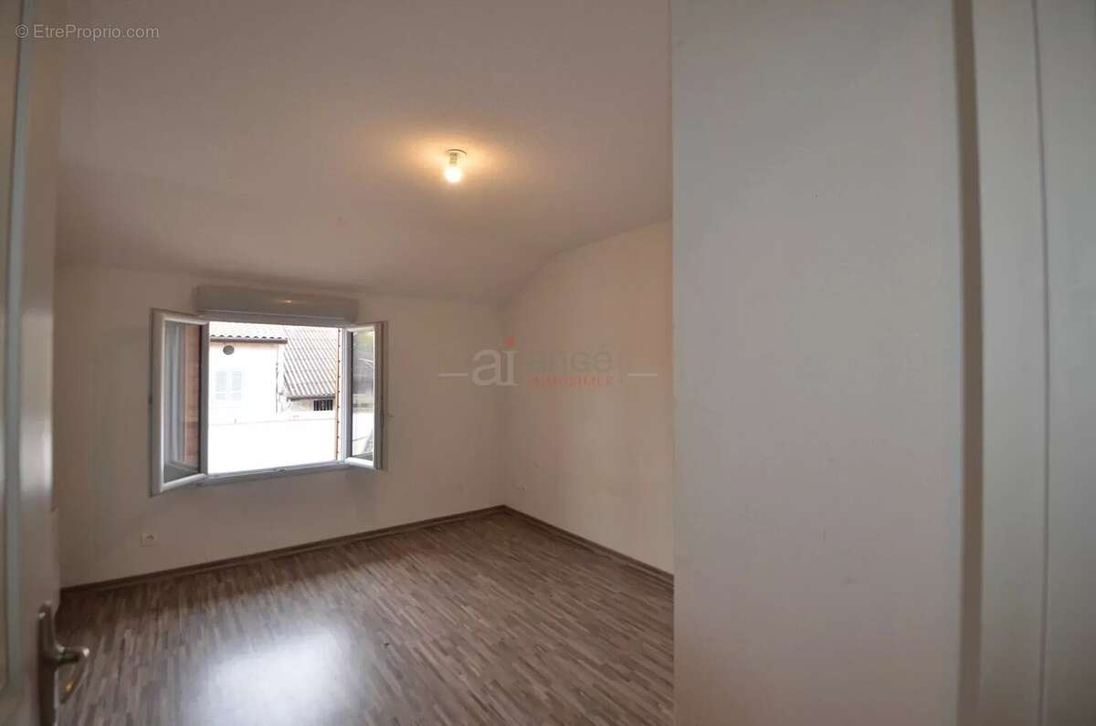 Appartement à NEUVILLE-SUR-AIN