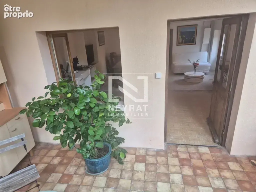 Maison avec garage et dépendance - photo 2