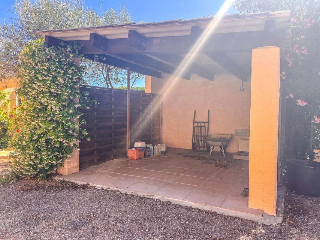 BAGNOLS EN FORET - Villa plain-pied avec piscine - photo 13