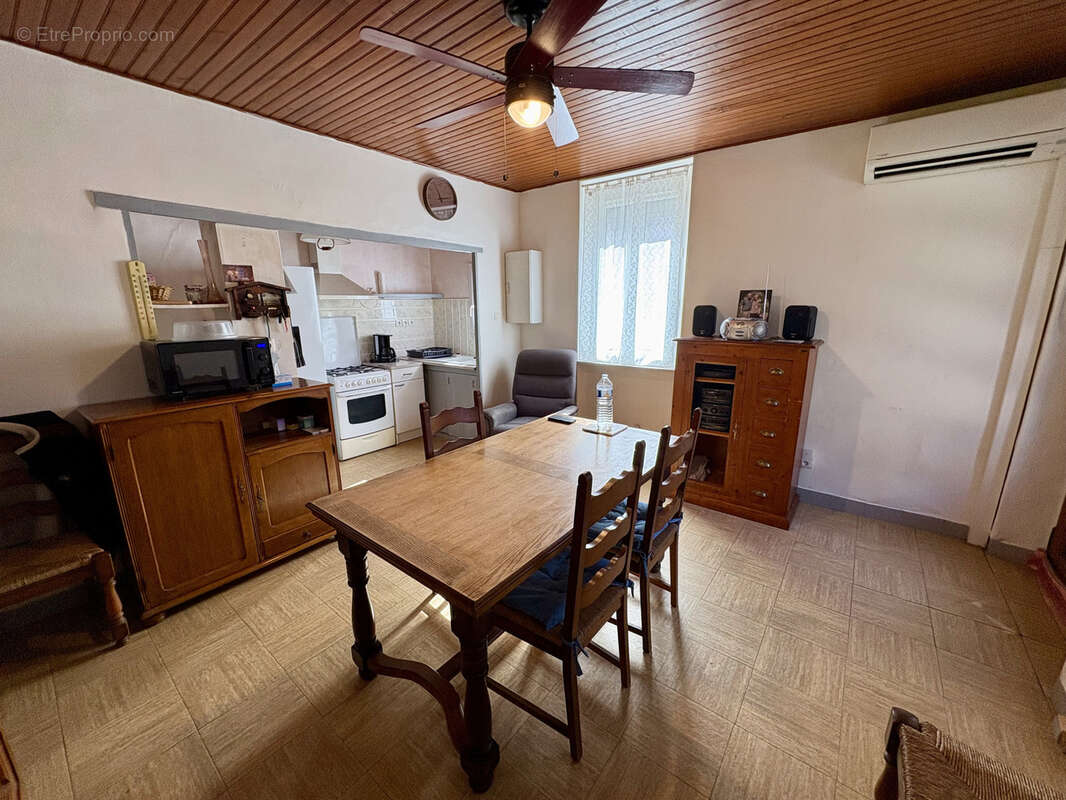 Maison à SAINT-JEAN-DE-MARUEJOLS-ET-AVEJAN