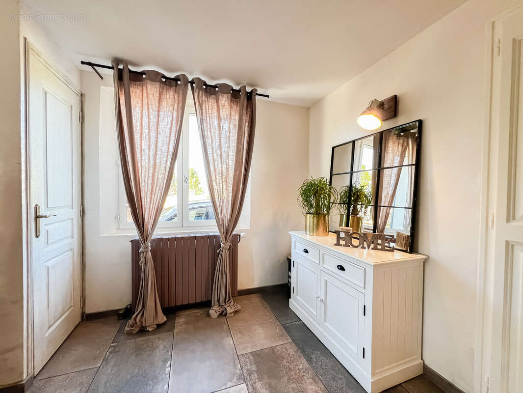 Maison à SAINT-MITRE-LES-REMPARTS