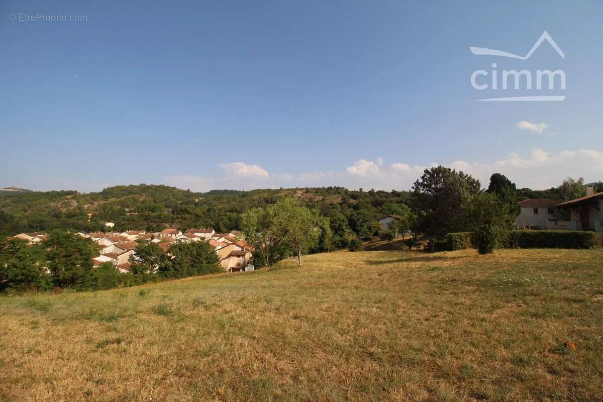 A vendre une villa de 216m² avec annexes et grand garage sur une parcelle de 9755m² - photo 2