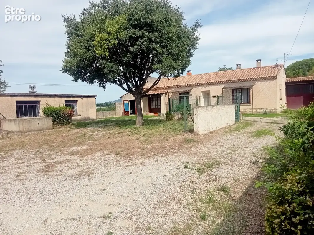 Villa avec 2 logements plus nombreuses dépendances et garages - photo 7