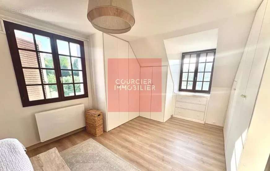 Maison à LE MESNIL-SAINT-DENIS