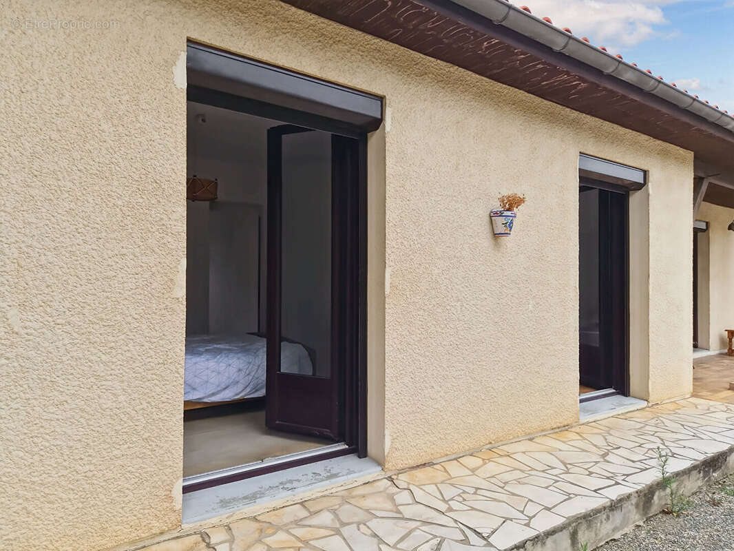 Villenave d ornon-Vieux-Bourg-T5-(3 Chambres+1 bureau ) Garage-Dépendance-Terrain - photo 8