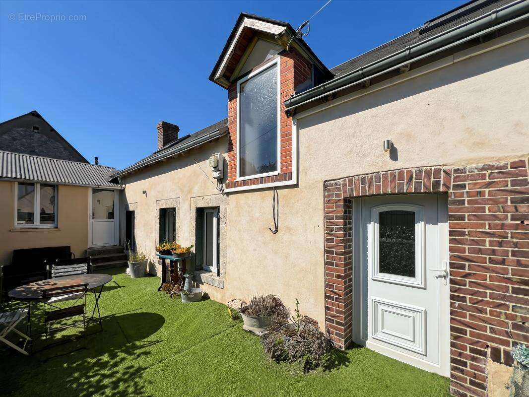 Maison à VILLENEUVE-SUR-CONIE