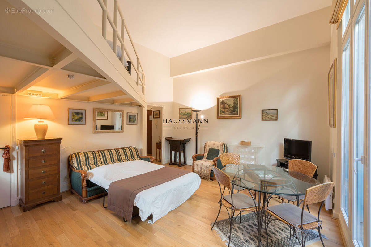 Appartement à PARIS-16E
