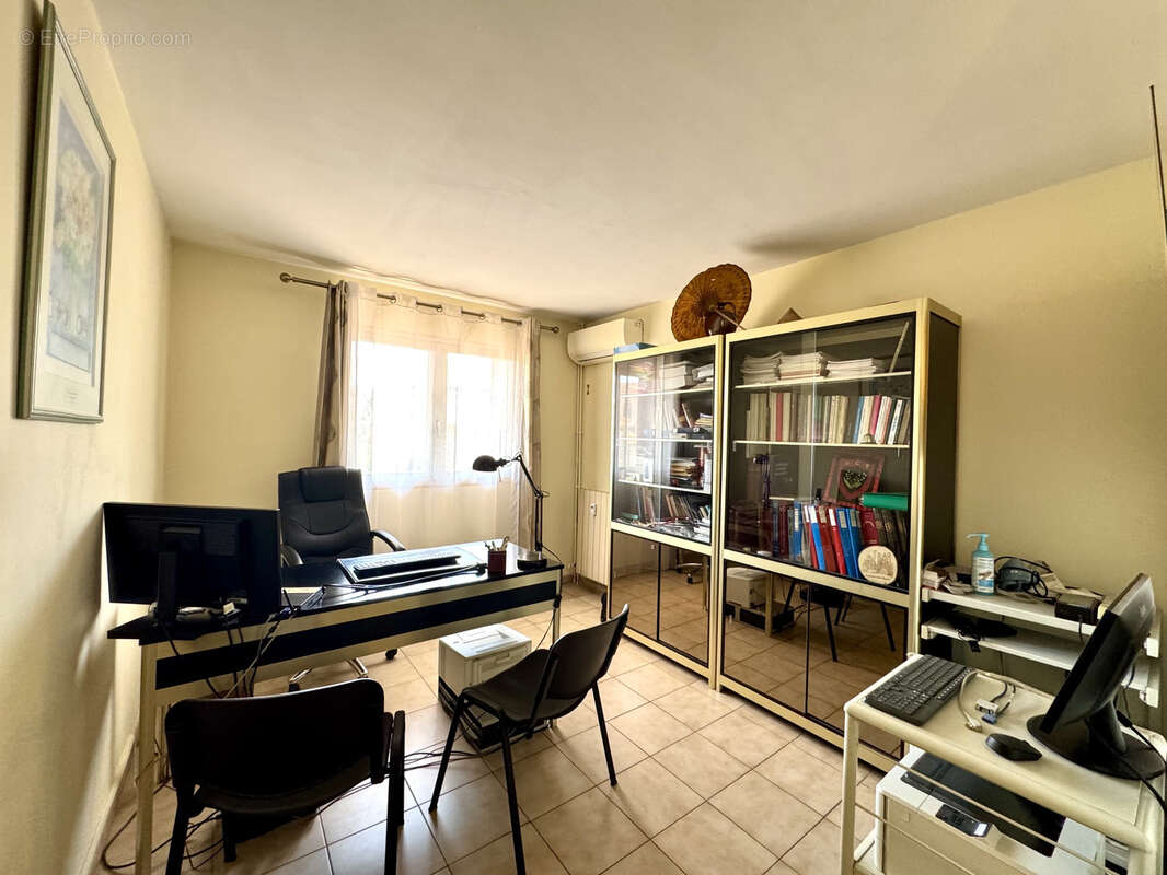La Seyne-sur-Mer   Local professionnel 67 m2 avec 2 salles de consultation - photo 4