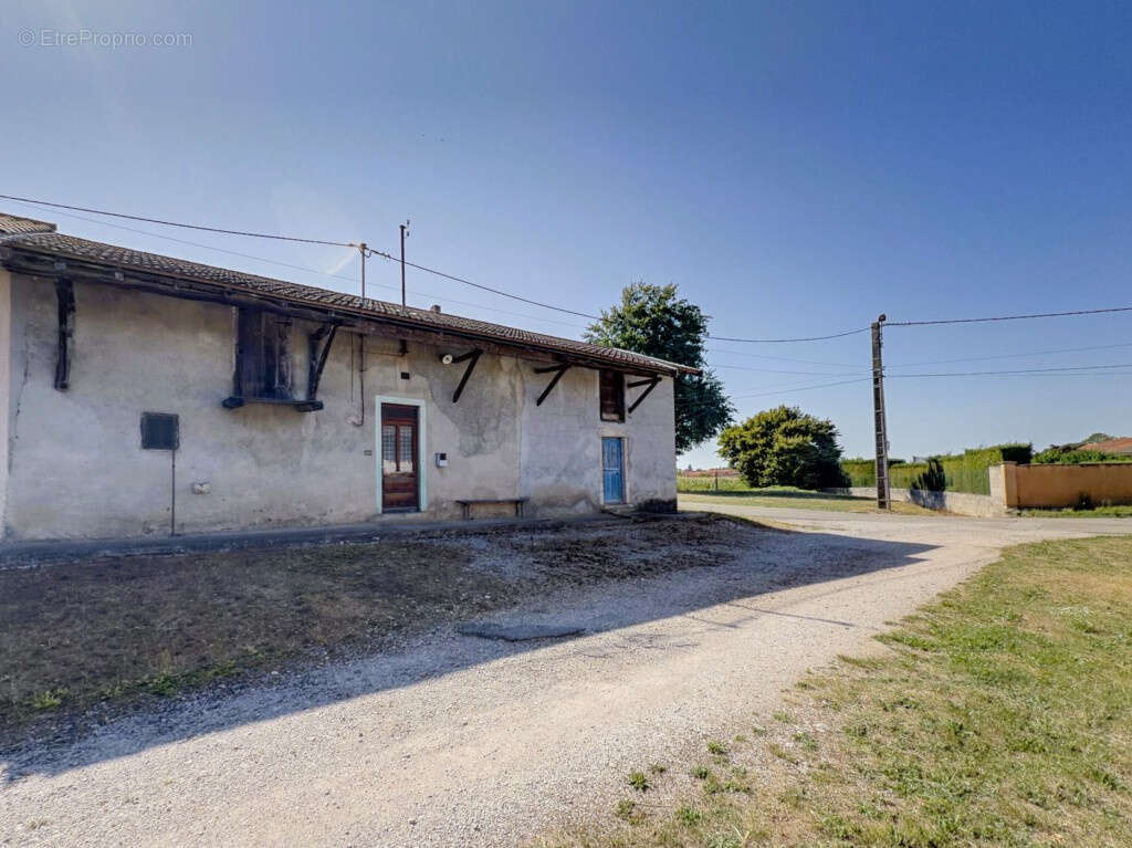 01320 CHÂTENAY   Ancien corps de ferme avec 2 bâtiments à rénover   Terrain env. 7 700 m2   Fort potentiel - photo 2