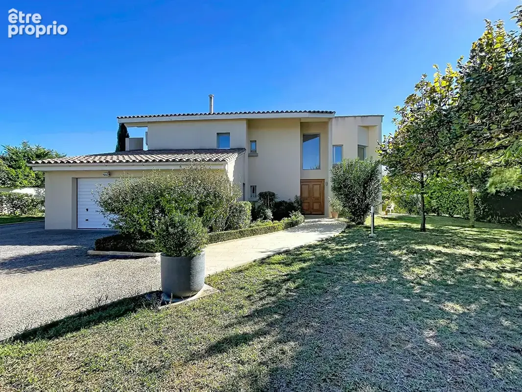 Villa d'architecte de 240m² avec piscine sur terrain de 3000m² - photo 2