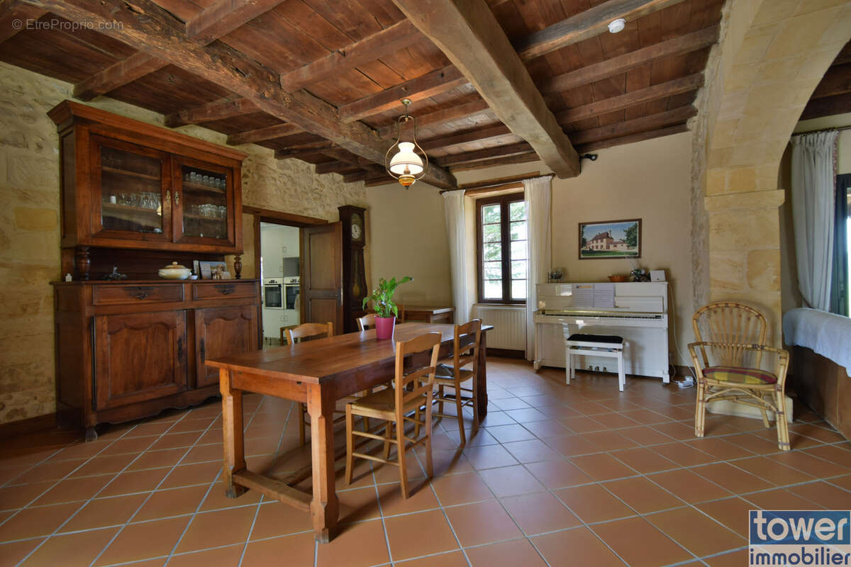 Proche Bergerac belle propriété de 4 hectares, demeure en pierre avec dépendances - photo 4
