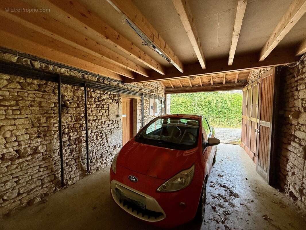 Grande ferme en pierre rénovée avec terrain et dépendances - photo 11
