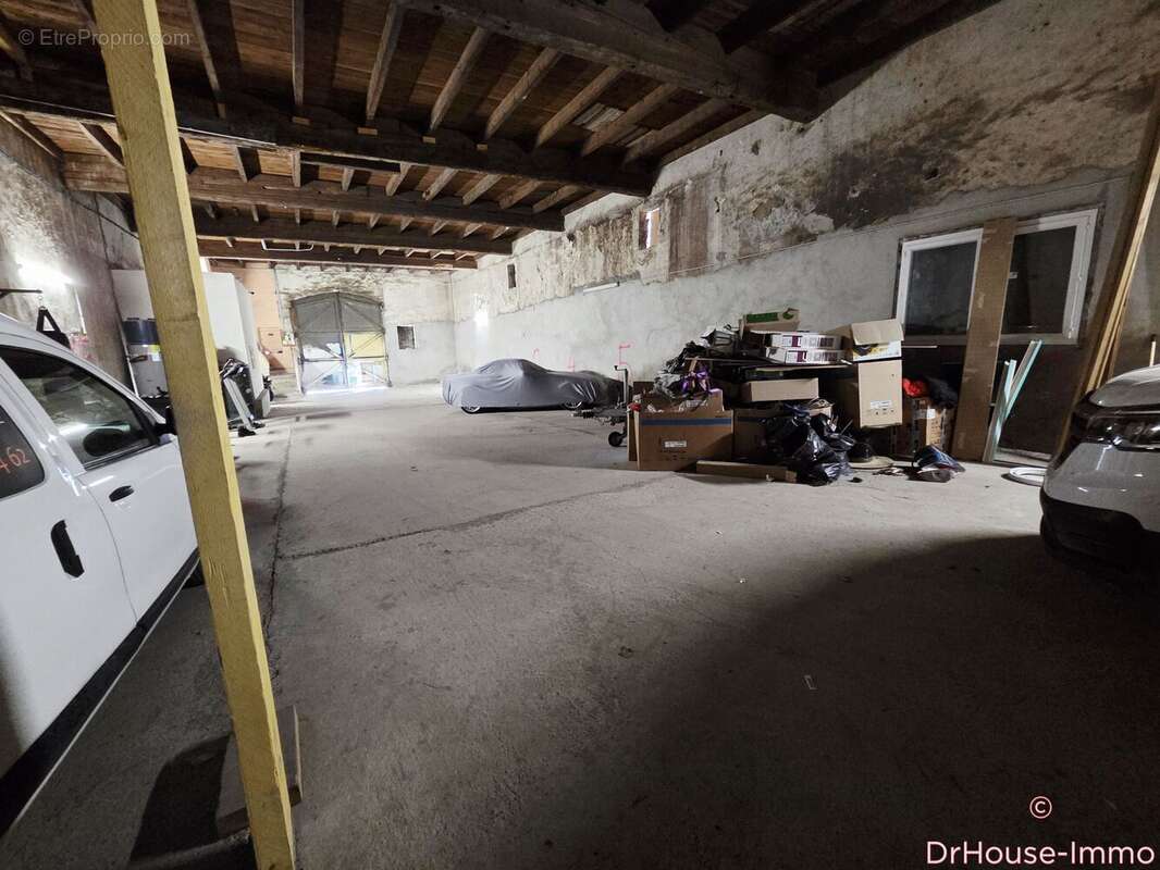 Parking à NISSAN-LEZ-ENSERUNE