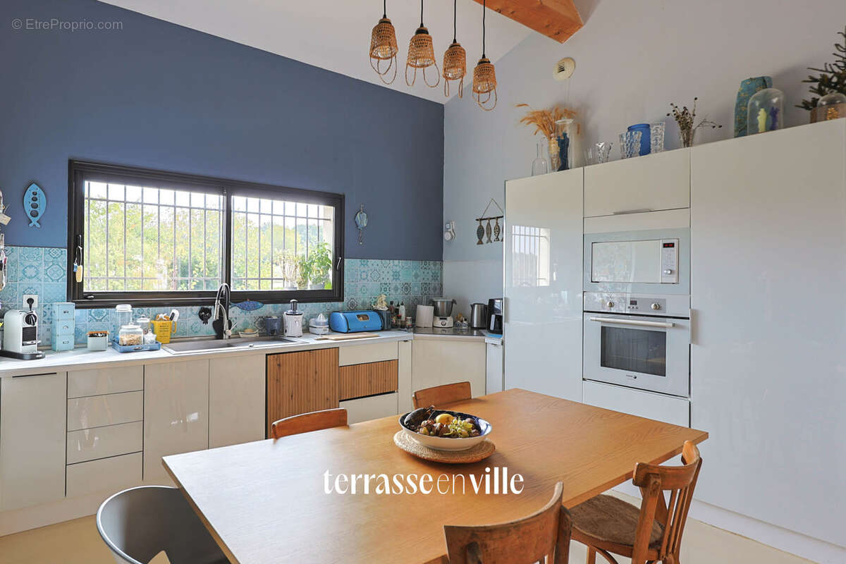 Maison à SIMIANE-COLLONGUE