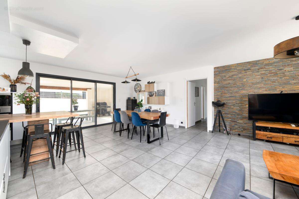Saint-Sauveur – Aux portes de Bruguières  Villa contemporaine de plain-pied de 2018 – 4 chambres – Terrain de plus de 1 000 m² – - photo 4