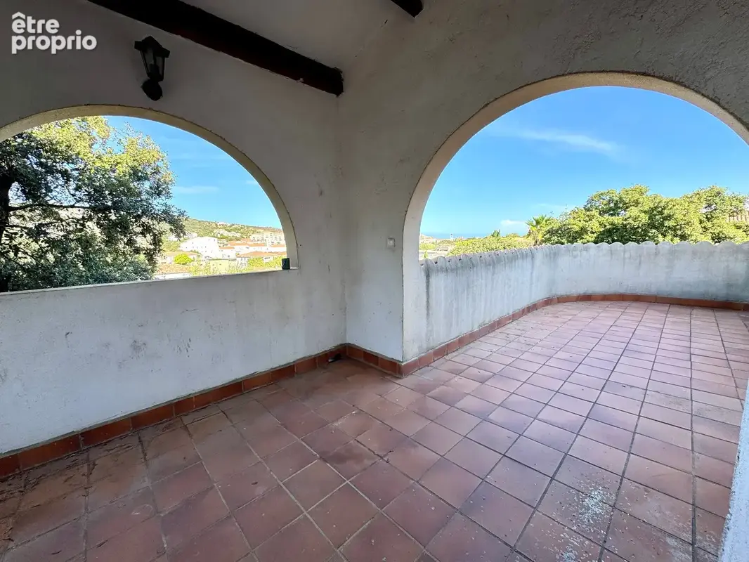 L’Île-Rousse – Maison 5 pièces, 3 niveaux avec terrasses, jardin et vastes garages – Centre ville et plage à pied - photo 2