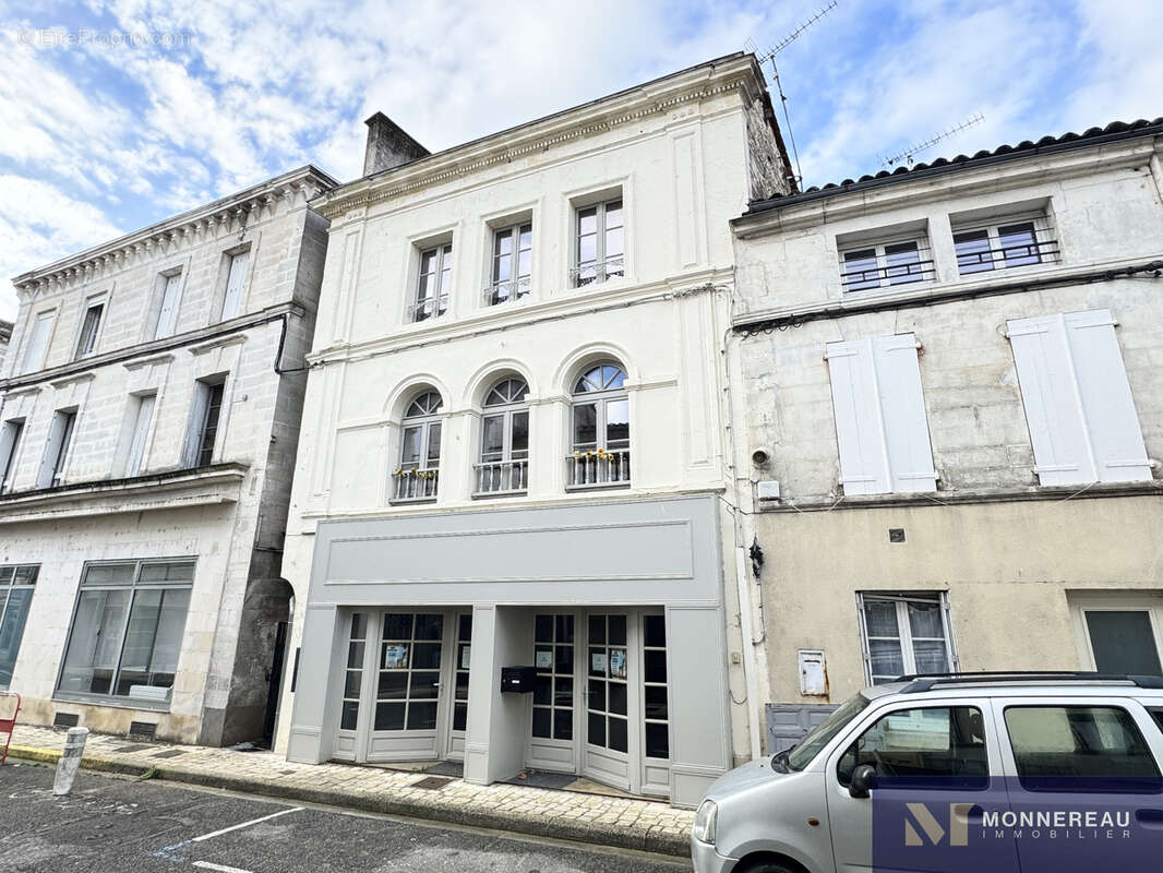 Appartement à BARBEZIEUX-SAINT-HILAIRE