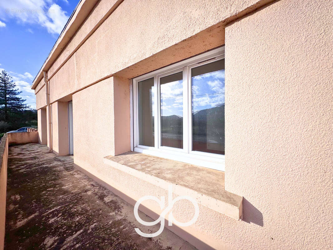 Immeuble de rapport 2 t4 + 7 garages   le bousquet-d'orb 34260 - photo 2