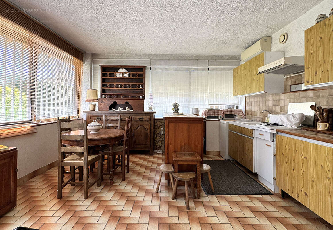 AU CALME - Maison familiale aux beaux volumes avec appartement & double garage - photo 6