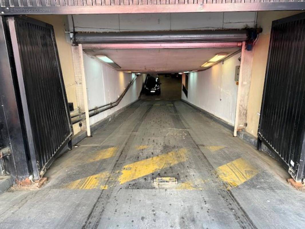 Parking à PARIS-2E