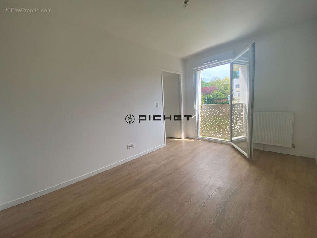 Appartement à BRUYERES-LE-CHATEL