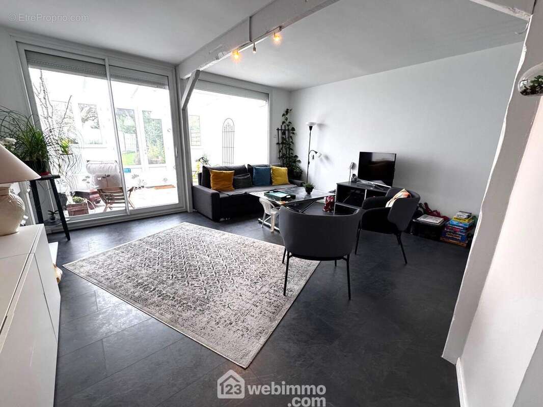 voici le séjour avec baie vitrée - Maison à BONDOUFLE