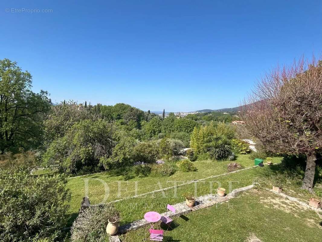 Maison à CHATEAUNEUF-GRASSE