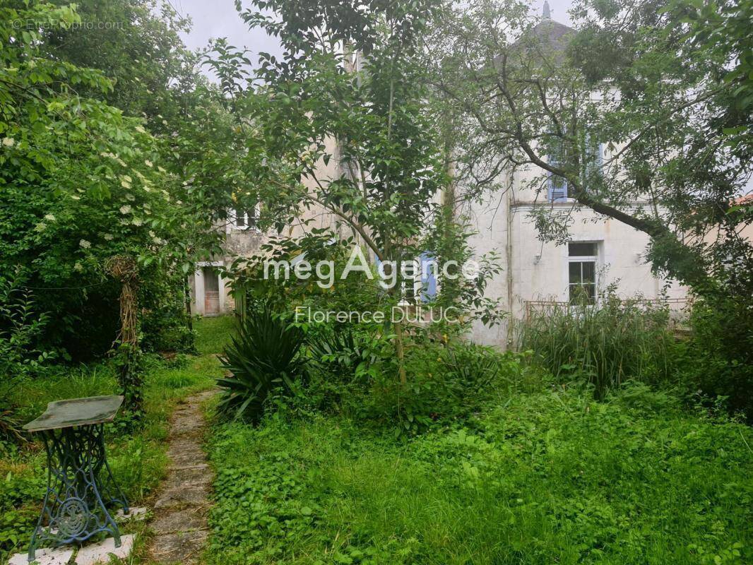 Maison à SAINT-JEAN-D'ANGELY