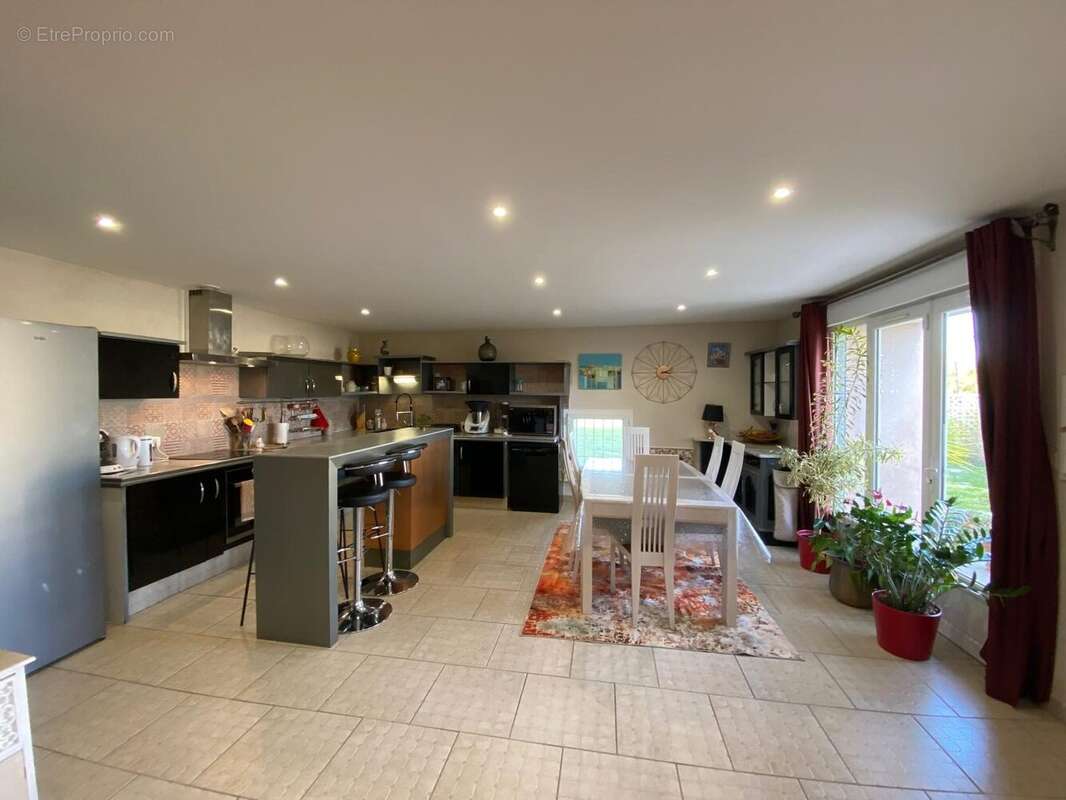 Maison à CHARMES-SUR-L&#039;HERBASSE