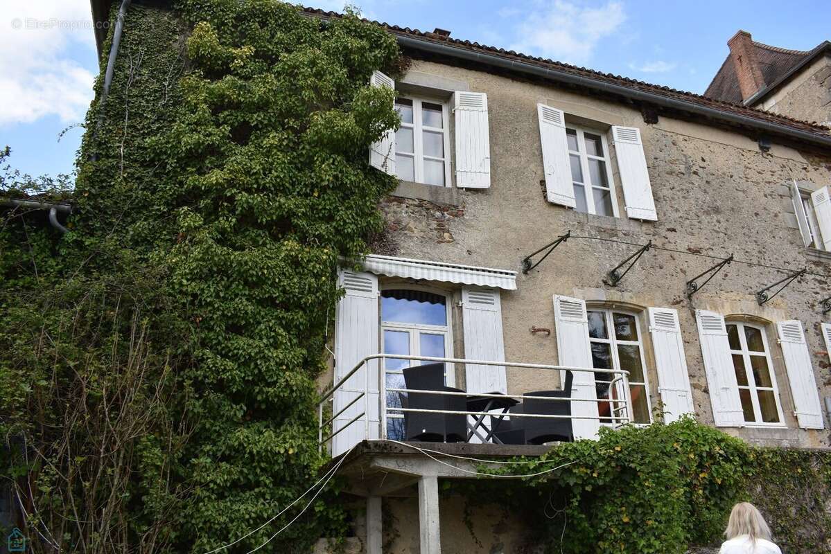 Magnifique chateau du moyen age remanie a la renaissance sur 21 ha - photo 4