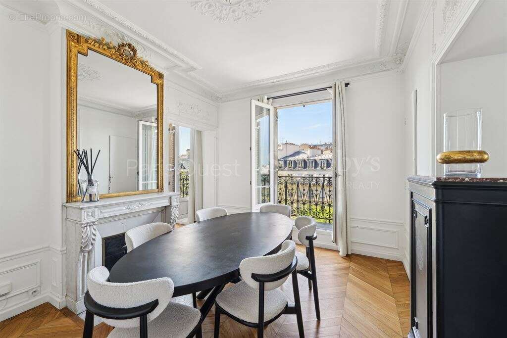 Appartement à PARIS-8E
