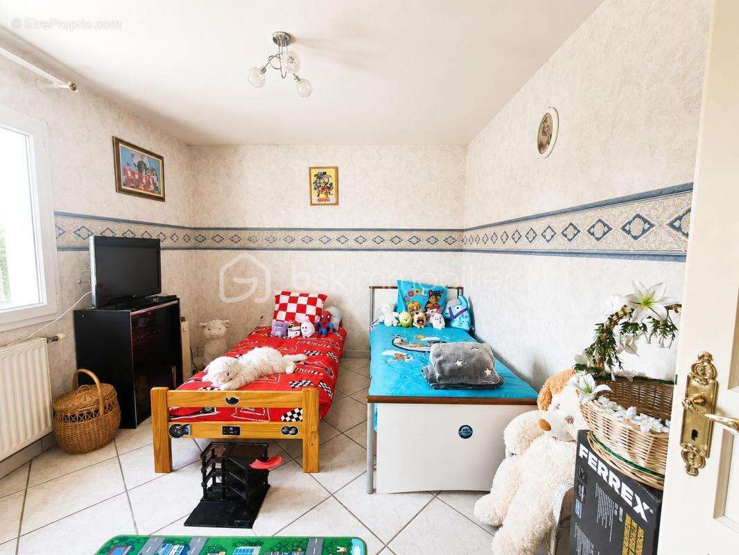 Maison familiale de plain-pied de 170 m² avec 2 830 m² de terrain - photo 10