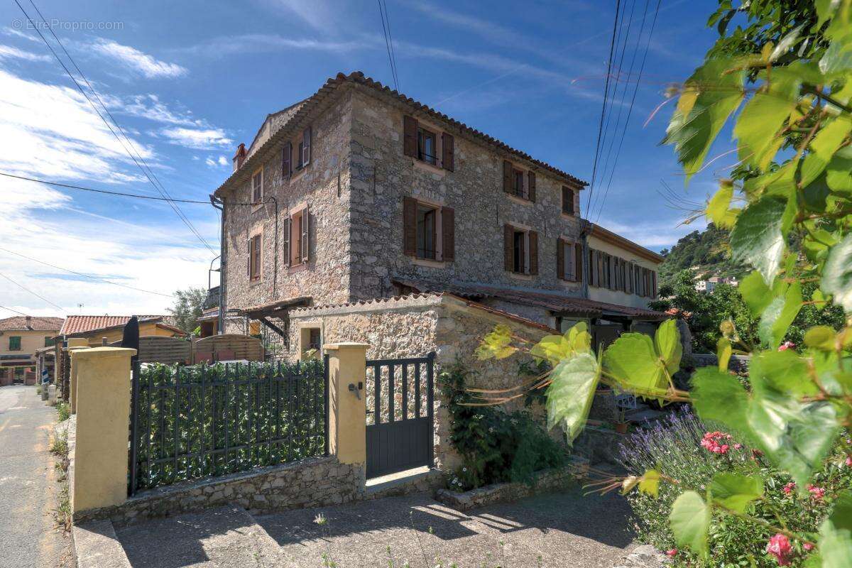Maison à CHATEAUNEUF-VILLEVIEILLE