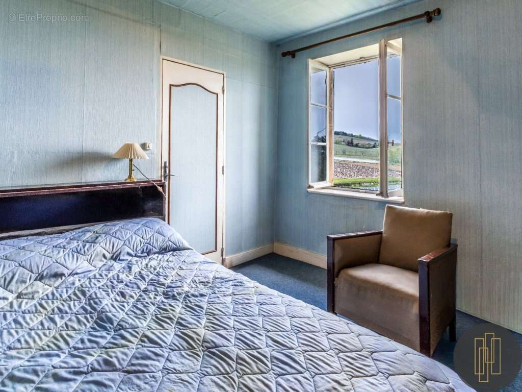 Maison à SAINT-ETIENNE-LA-VARENNE