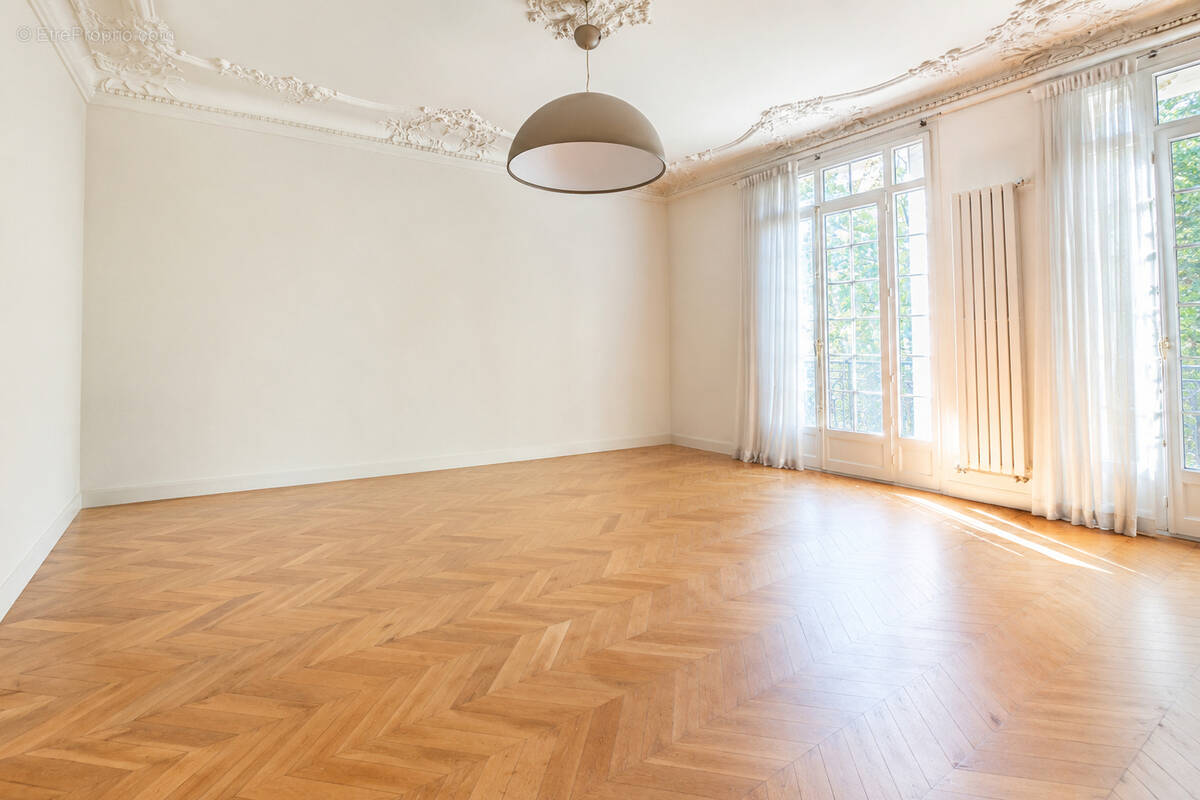Appartement à NEUILLY-SUR-SEINE