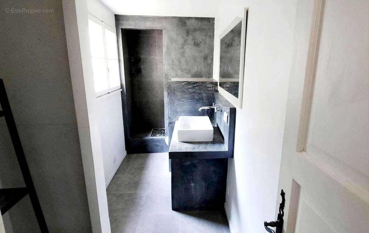 Maison à LA ROQUE-D&#039;ANTHERON