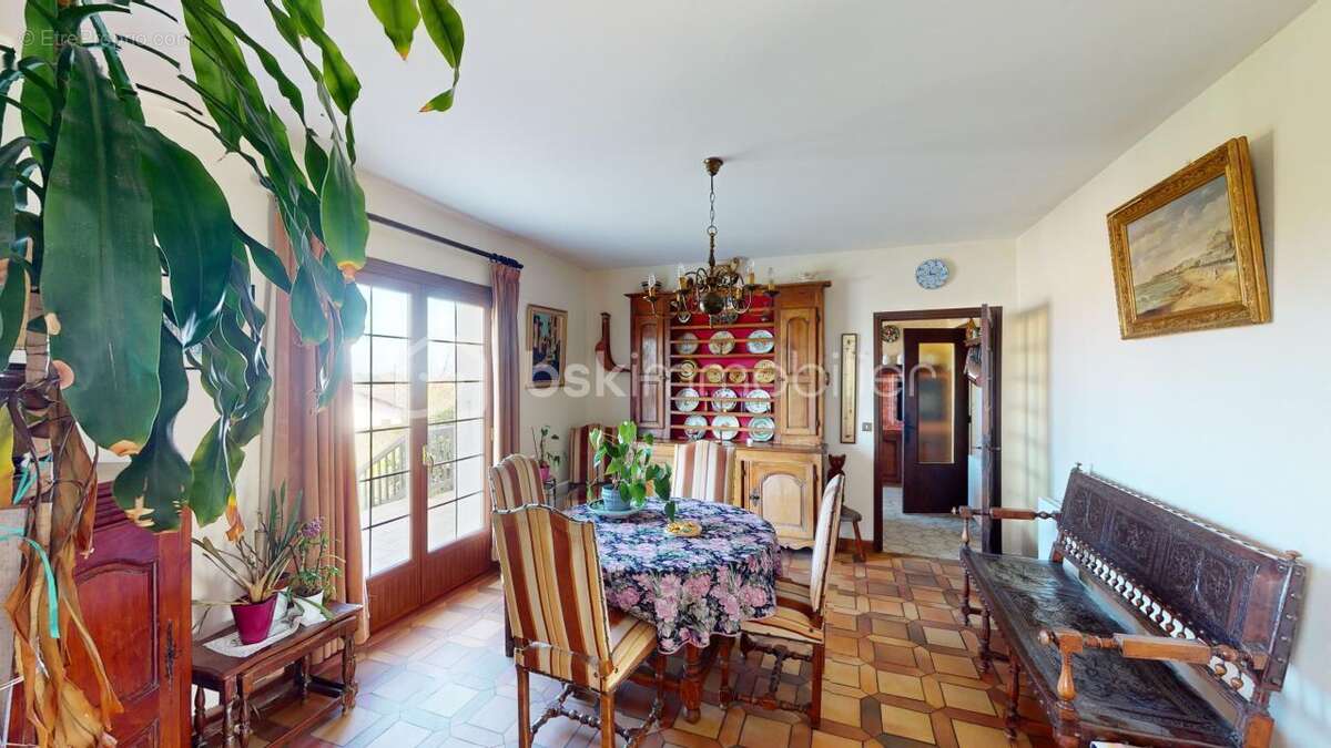 A Saint Jean de Luz, Maison 5 ch + T3 et terrain 1700 m2 divisible - vue océan et montagnes - photo 4