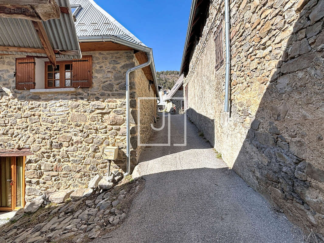 Maison à LE LAUZET-UBAYE