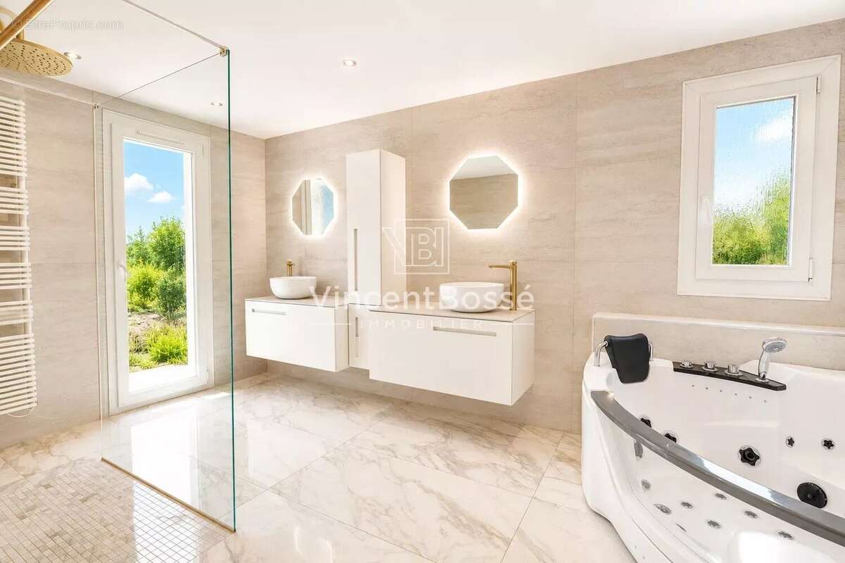 NICE – Saint-Roman de Bellet  Villa rénovée de 202 m² avec appartement indépendant, piscine chauffée et terrain de 1 700 m² - photo 9